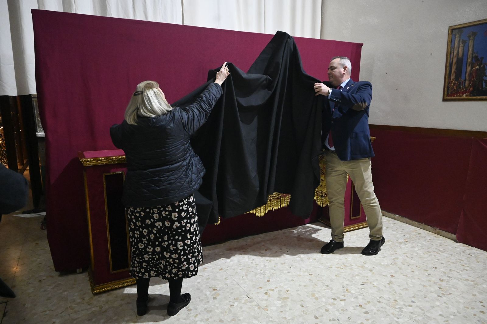 Las mejores fotos de la presentación de la bambalina trasera del palio de la Virgen de la Esperanza de Córdoba