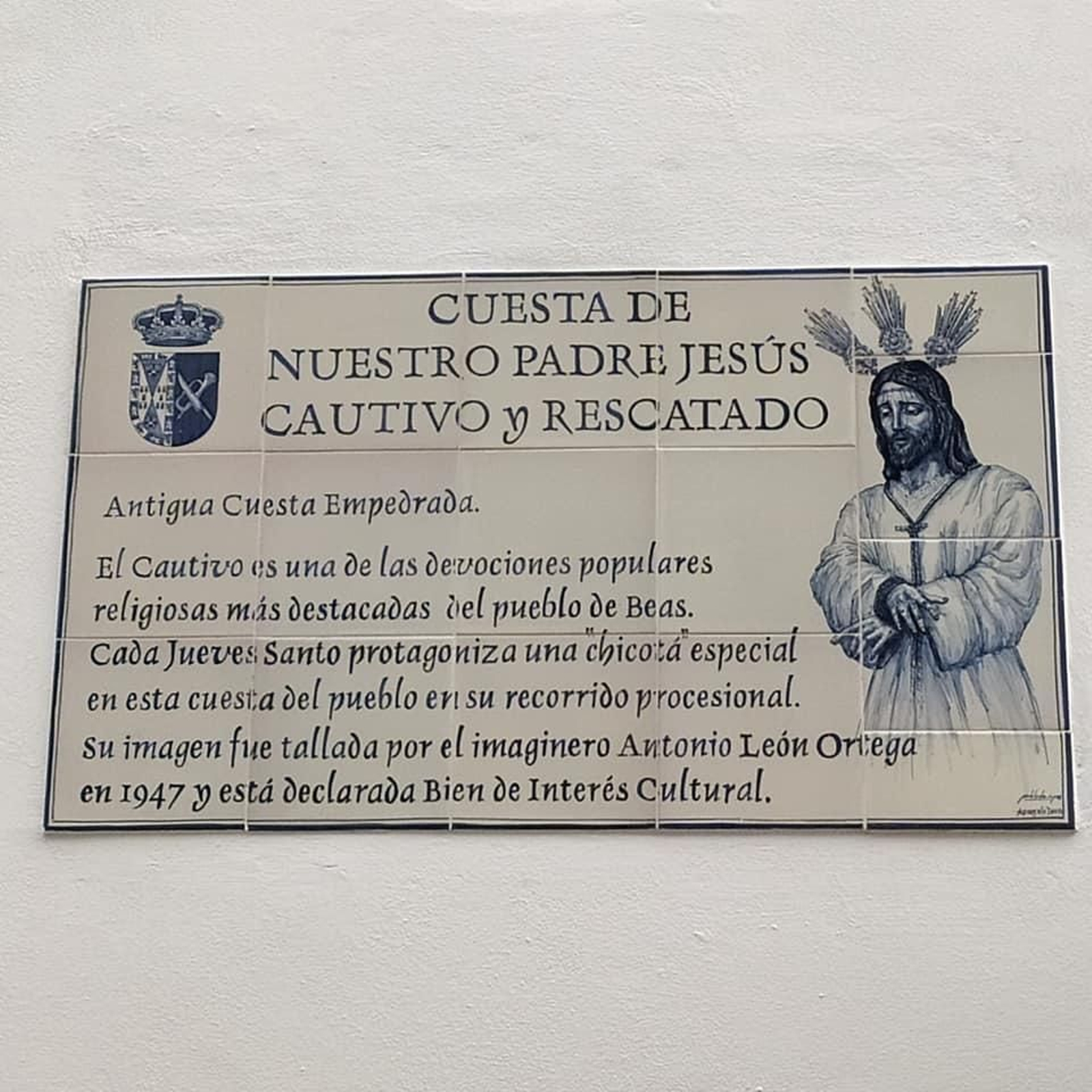 Azulejo que rotula la Cuesta de Nuestro Padre Jesús Cautivo en Beas.