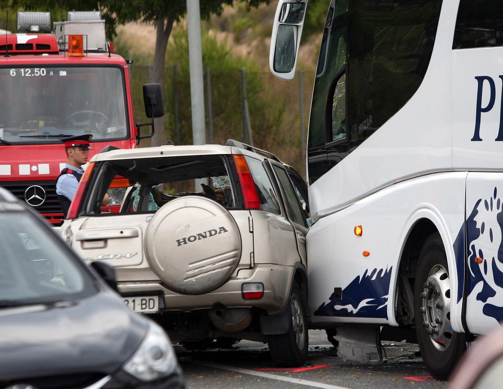 El coche y autobús implicados en el accidente.