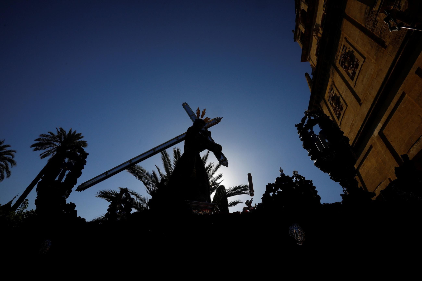 Las mejores fotos de los traslados de regreso de las hermandades tras el Magno Vía Crucis de Córdoba