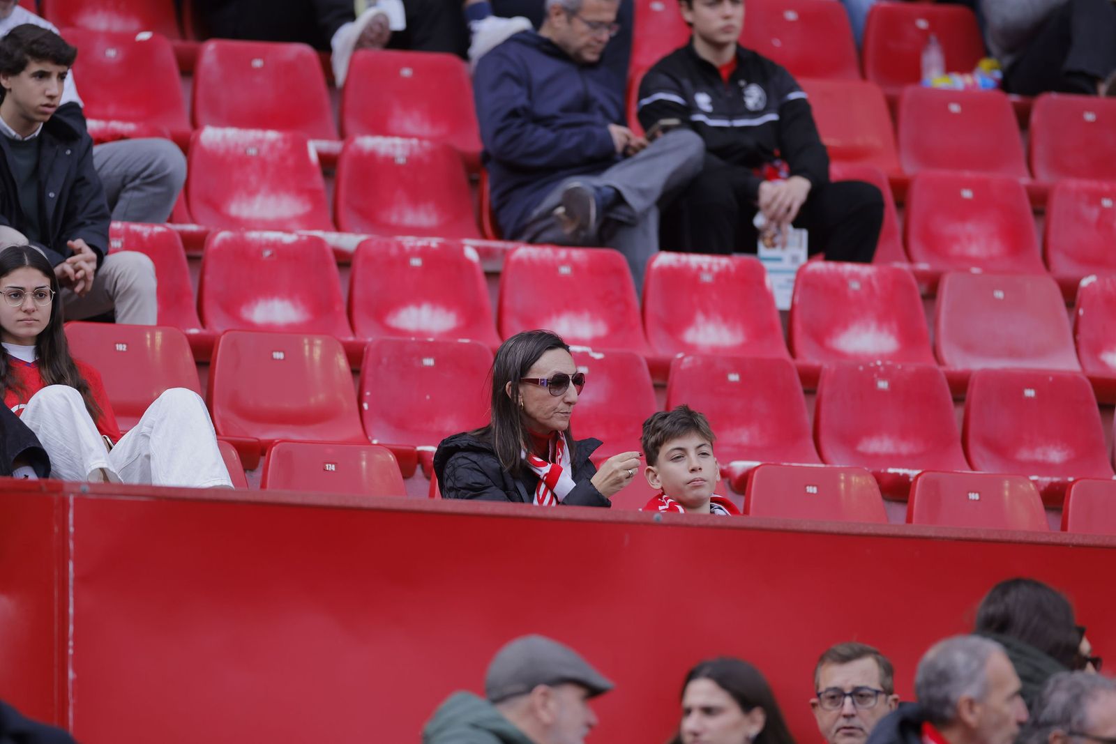 Búscate en las fotos del Sevilla - Girona