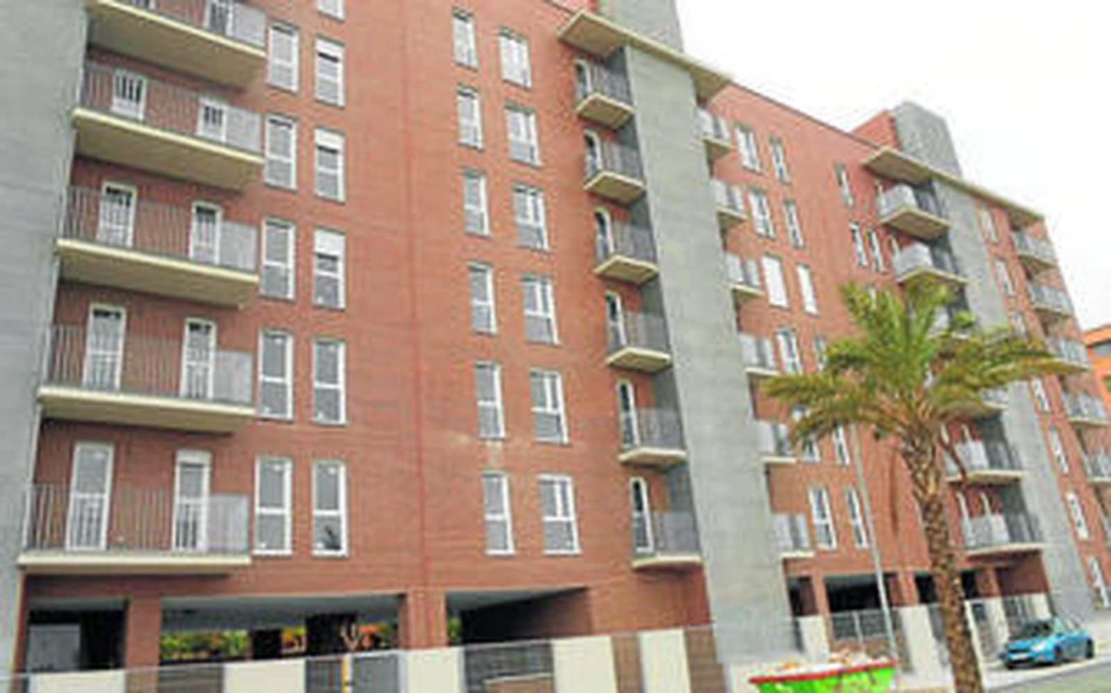 Fachada principal del Residencial Antares, en Casines.