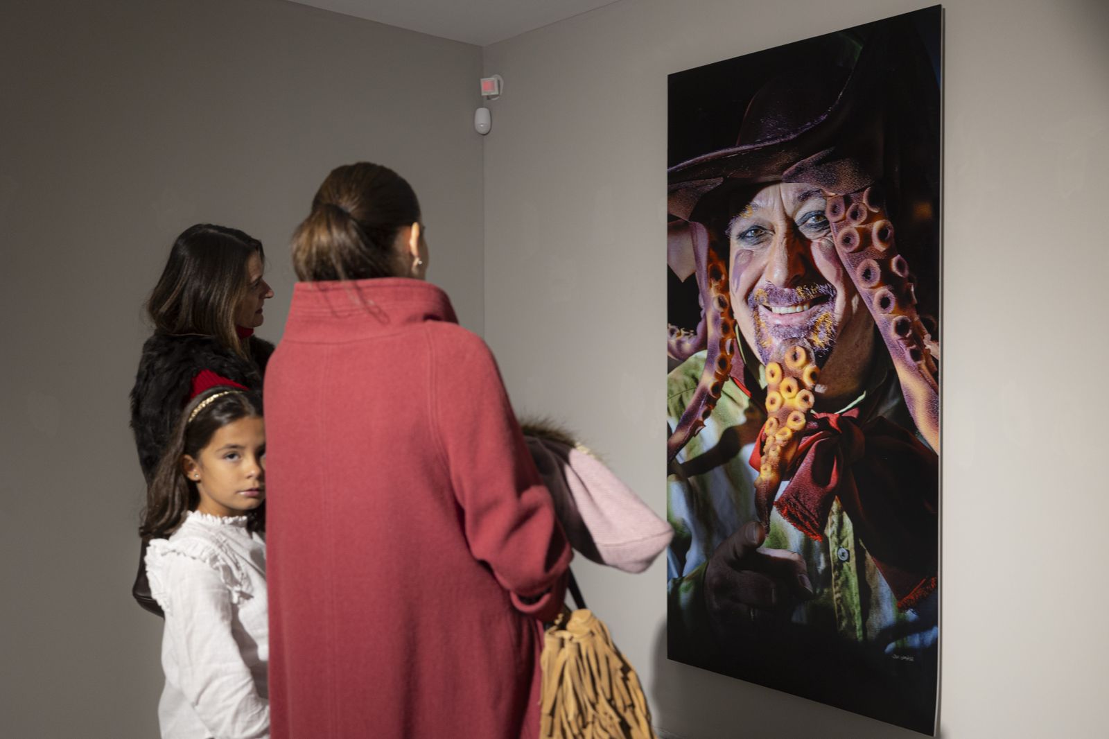 Inauguración de la exposición de Julio González "Carnaval de improviso. Retratos urgentes: la trastienda del COAC"  en la casa del carnaval.