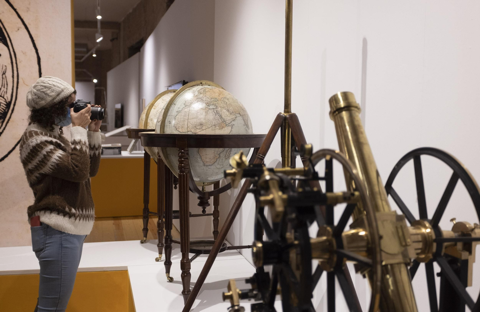 Una mujer, en el apartado de la exposición dedicado a los viajes.