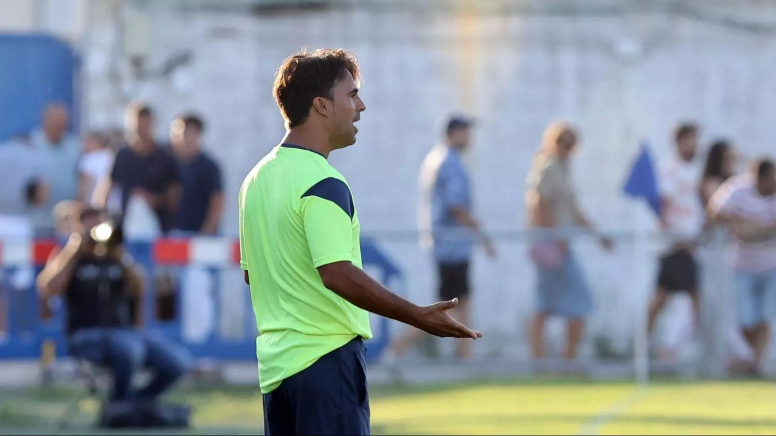José Manuel Mena, técnico industrialista, pide explicaciones a sus jugadores desde la banda.