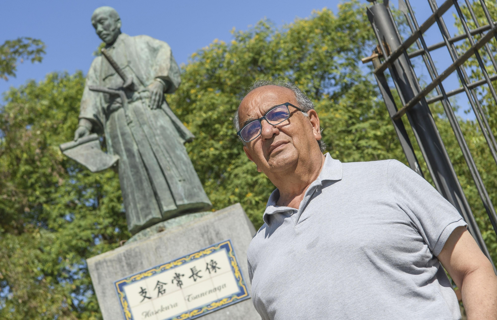 Suárez Japón, junto al monumento a Hasekura Tsunenaga, protagonista de su novela.