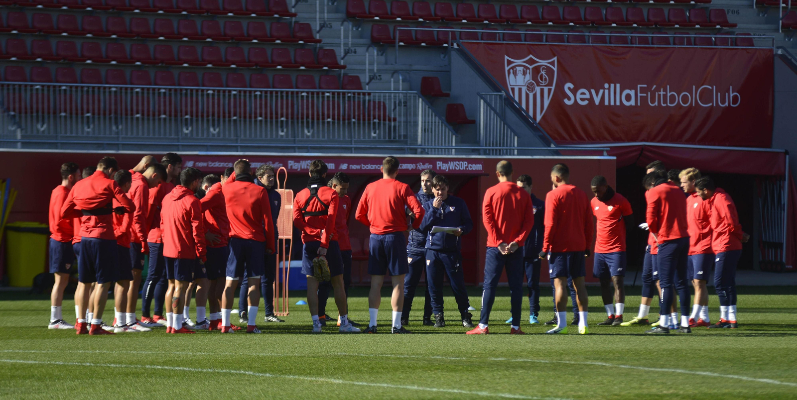Vincenzo Montella se dirige a sus jugadores en la sesión previa al desafortunado choque ante el Eibar.