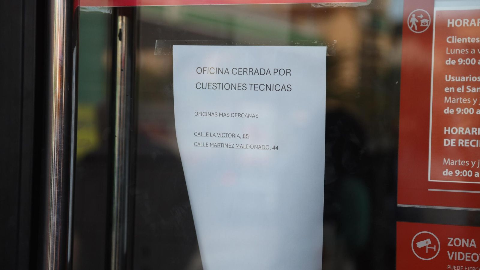 Aviso a los clientes del cierre de la oficina atracada en Málaga capital. Aviso a los clientes del cierre de la oficina atracada en Málaga capital.
