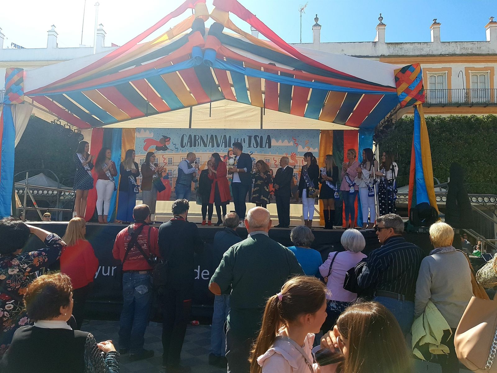 Momento de la entrega de la distinción de 'Los pollitos' a Fran Ocaña.