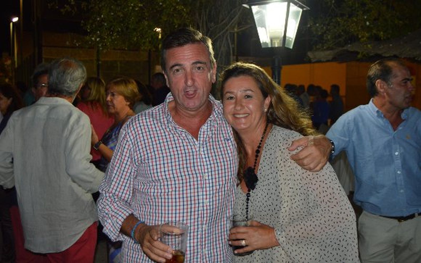 Javier Neira, con su mujer Almudena Moreno, durante el festejo.

Foto: Ignacio Casas de Ciria