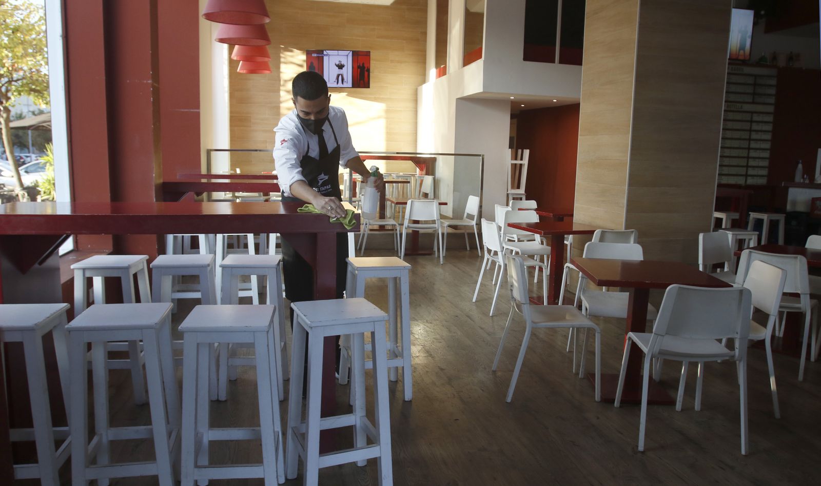La primera tarde de cierre de bares y comercio en Córdoba, en fotografías