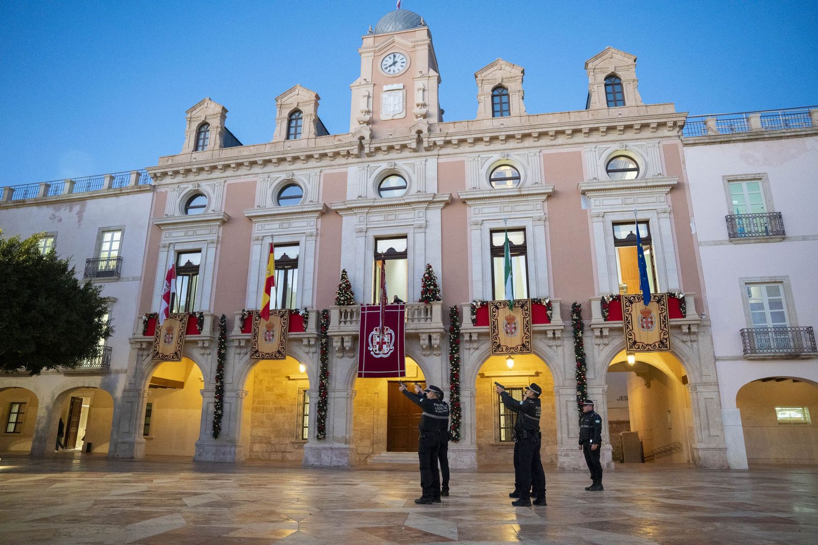 El Pendón vuelve a alzarse en Almería: memoria y ciudad bajo la luz de diciembre, en imágenes