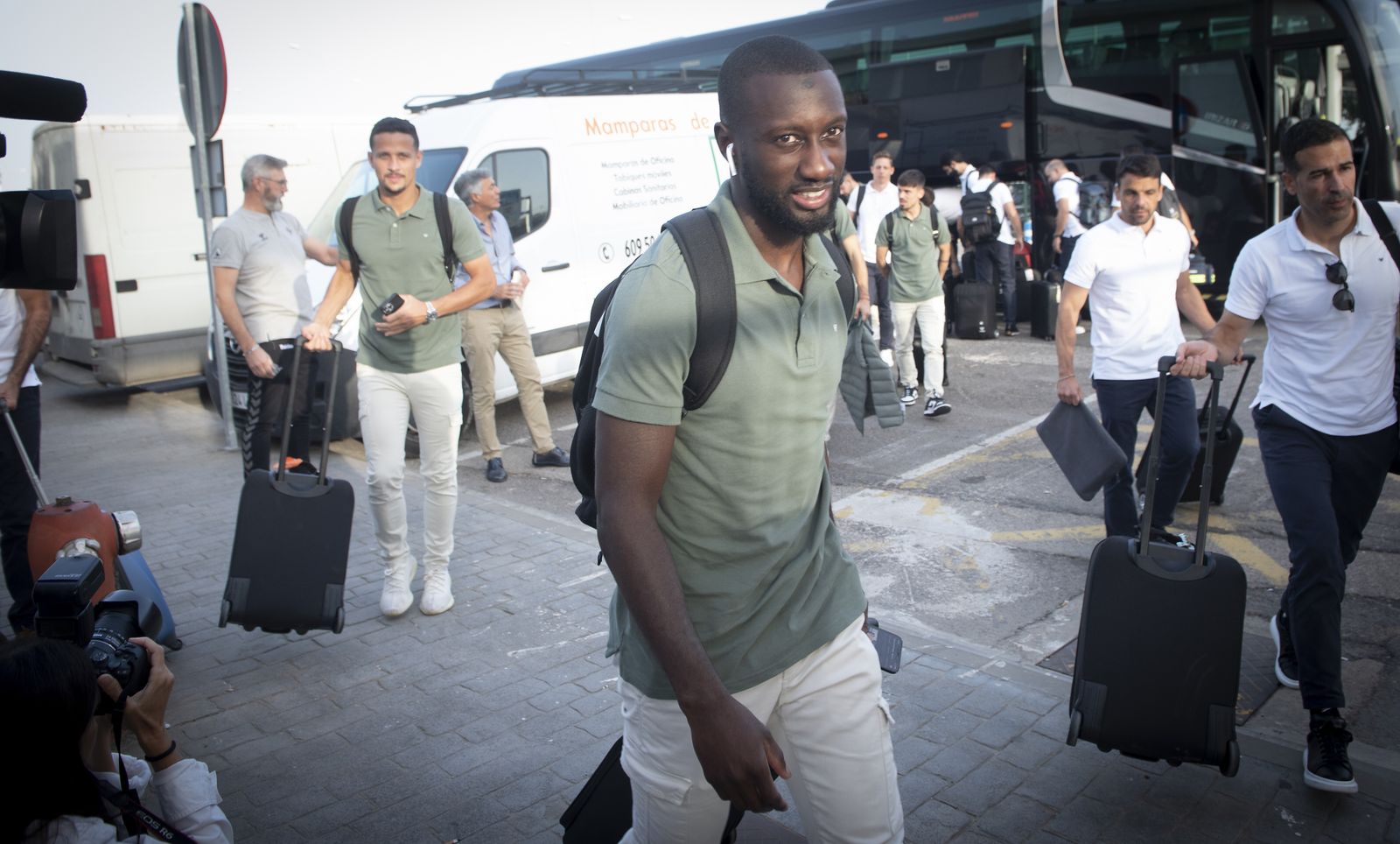 Imágenes del Real Betis en el aeropuerto de Sevilla rumbo a Roma