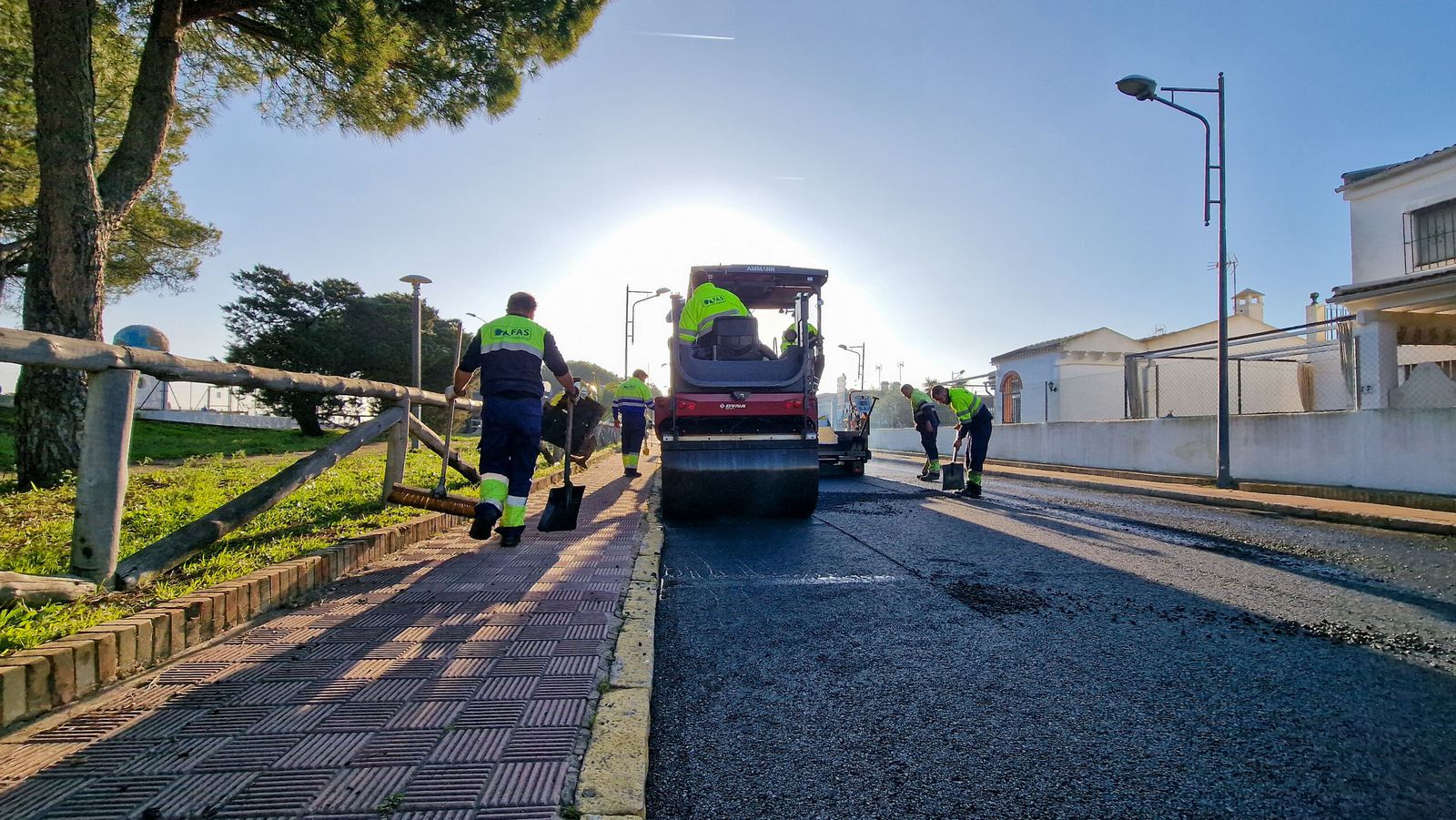 Trabajaos de asfaltado en Matalascañas.