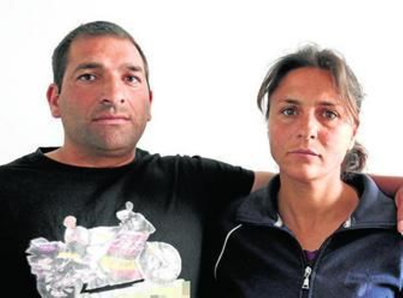 Francisco Heredia, con una camiseta en honor a su pequeño,  y su mujer Custodia.