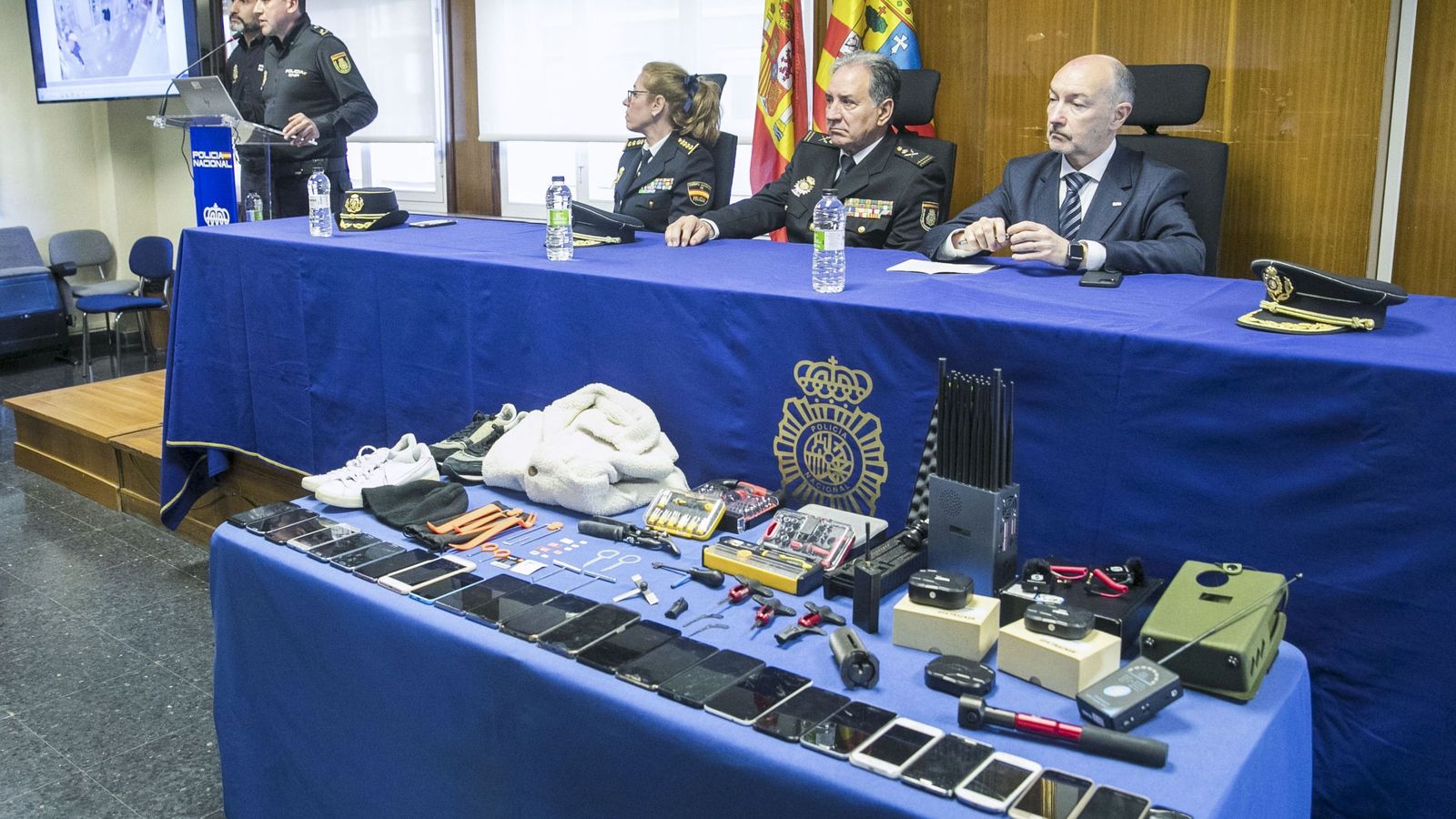 Rueda de prensa de la Policía con varios de los objetos recuperados.