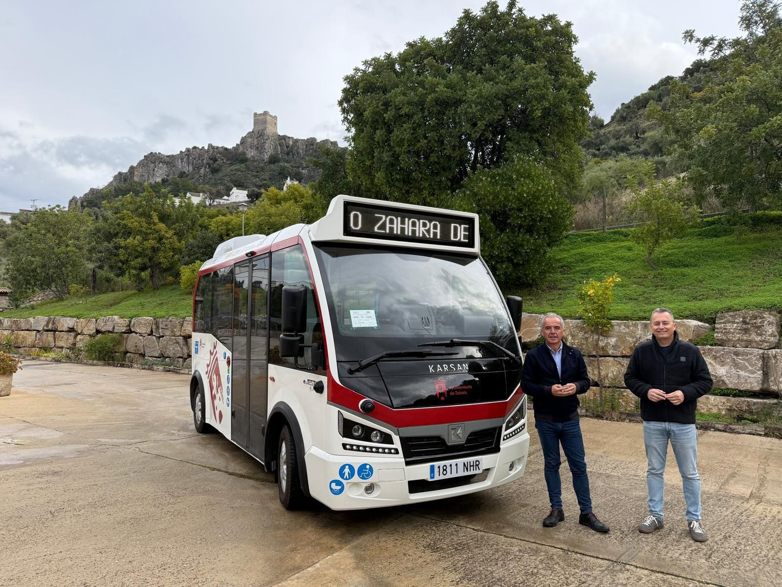 El senador Alfonso Moscoso y el alcalde de Zahara de la Sierra muestra el nuevo microbus eléctrico.