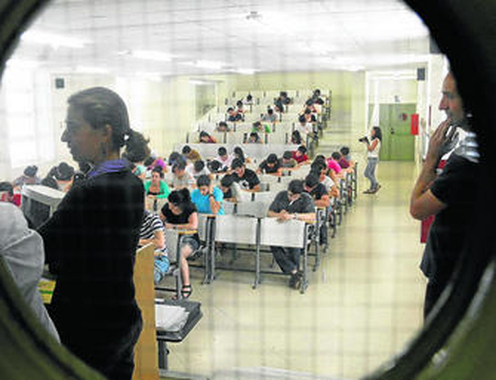Alumnos examinándose de Selectividad en la Facultad de Empresariales de la UCA.