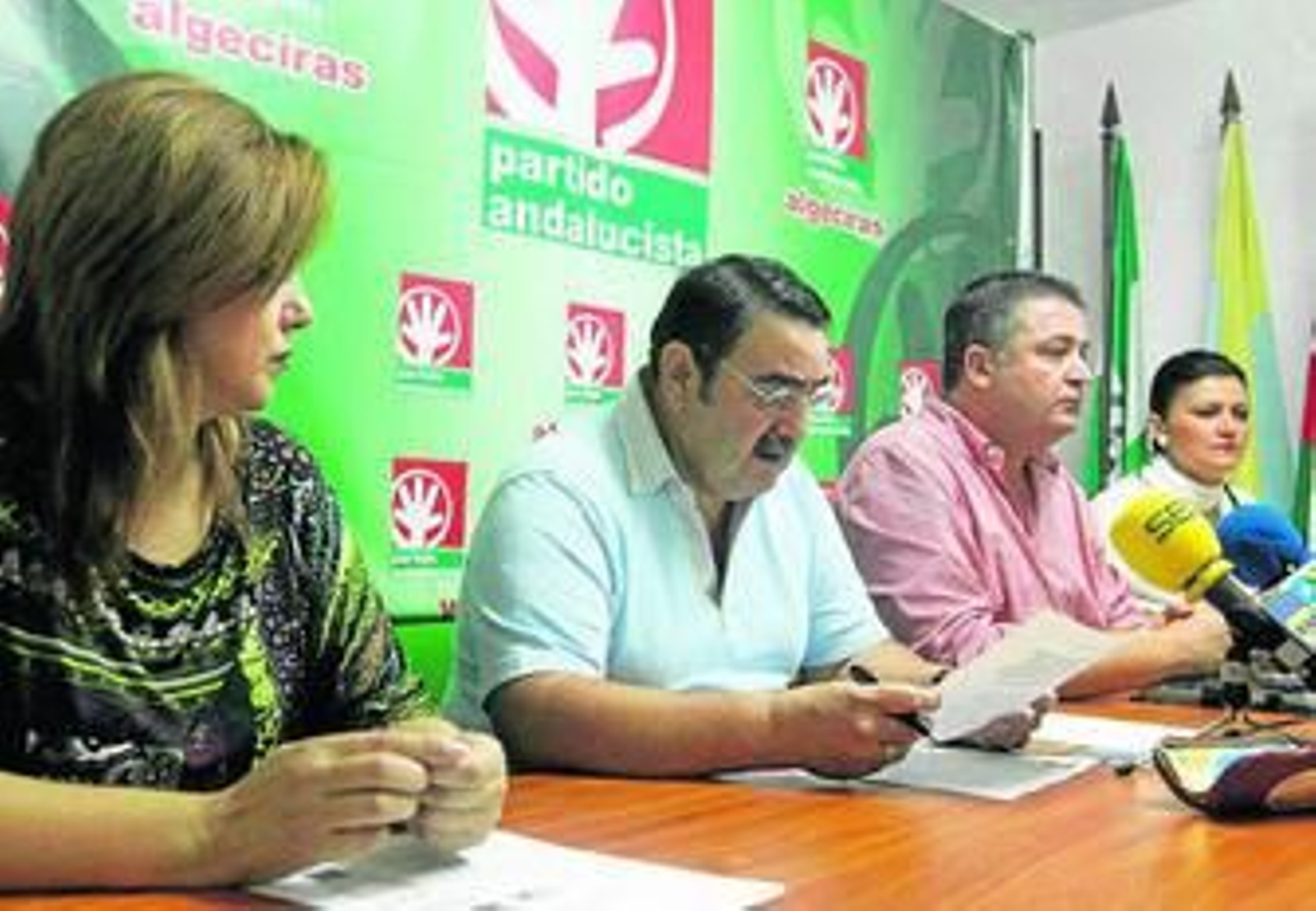 El candidato del PA a la Alcaldía, Hermenegildo González, durante una rueda de prensa, ayer.