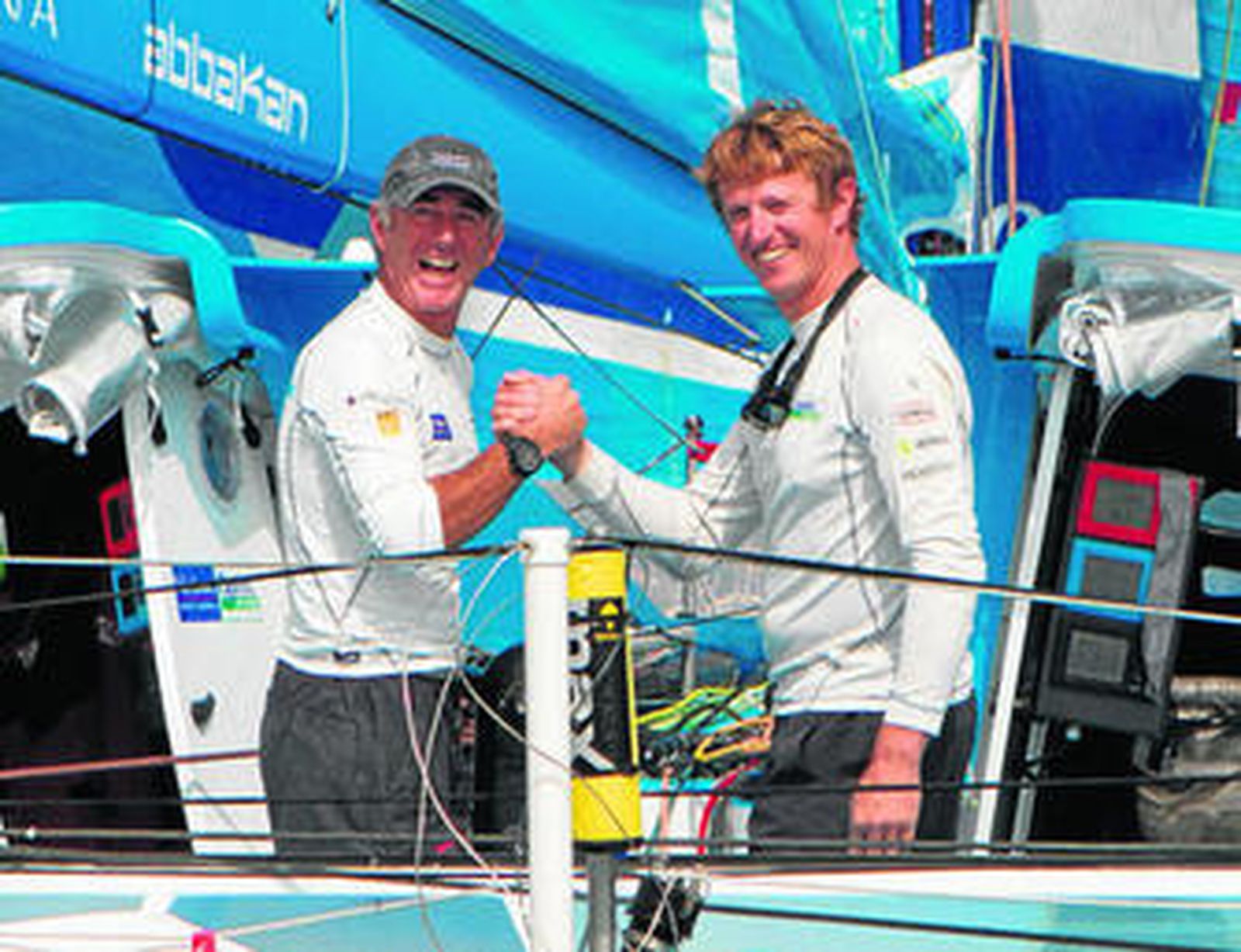 Los dos patrones del 'Virbac Paprec 3' se felicitan una vez cruzada la línea de meta de Barcelona.