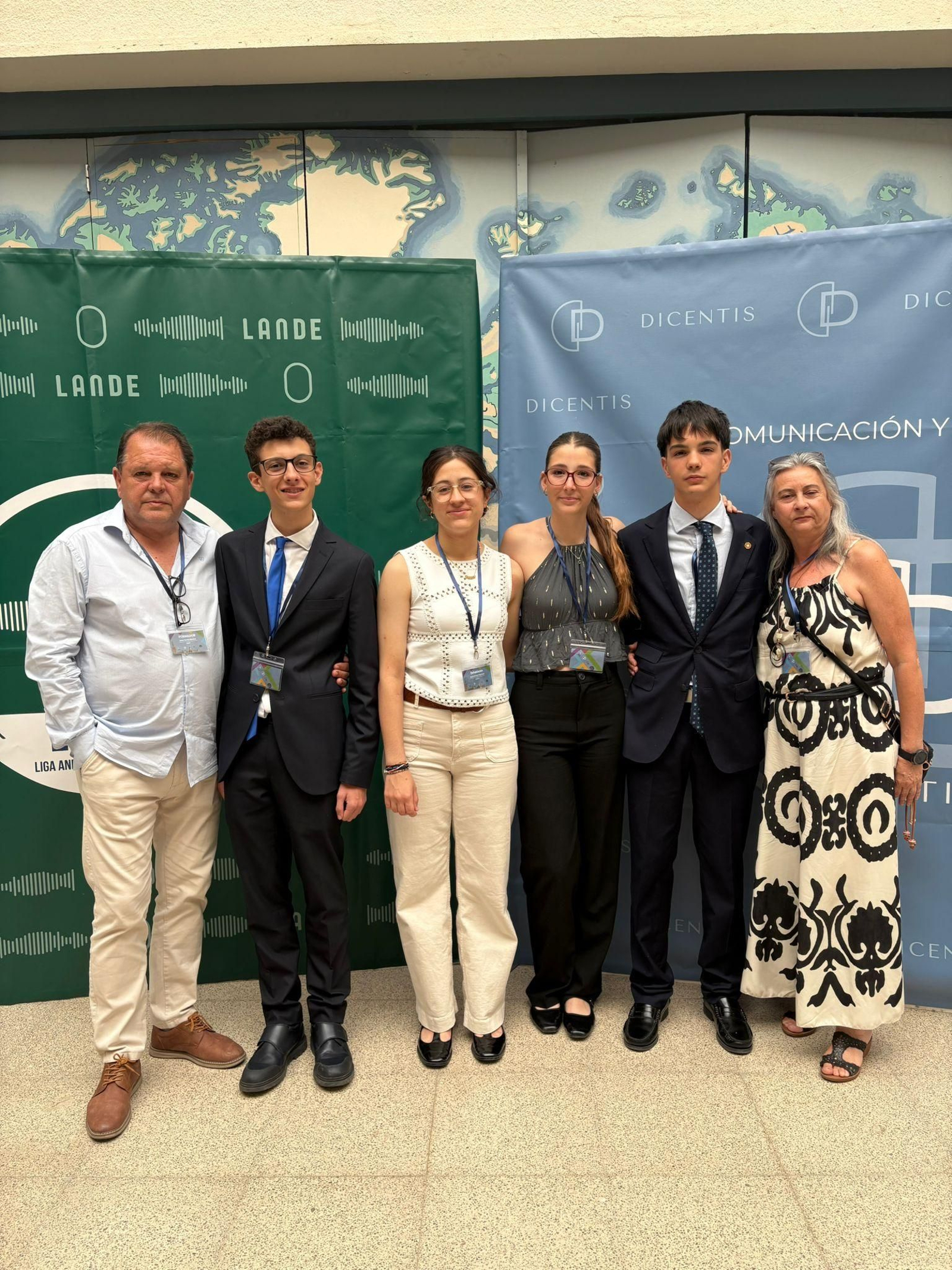 Uno de los grupos del Liceo de San Fernando que participó el pasado fin de semana en Sevilla en el torneo de debate