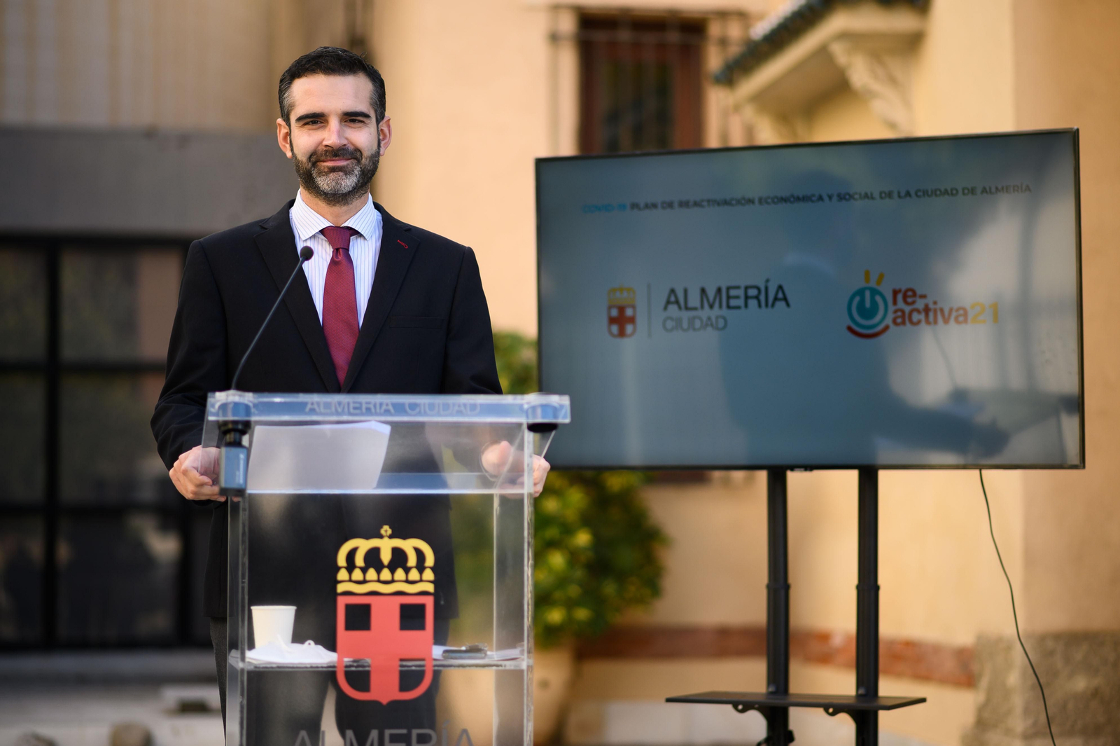 El alcalde de Almería, en la rueda de prensa ofrecida para hacer público las nuevas ayudas
