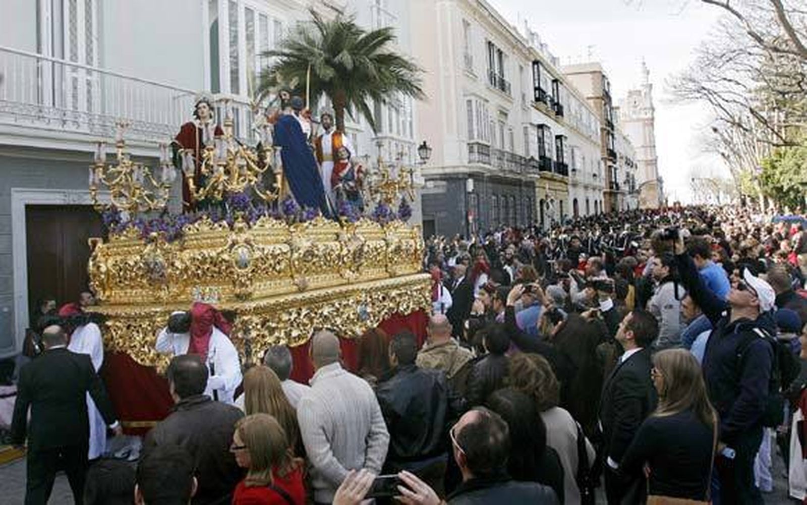 El paso misterio de Borriquita por la Alameda, en una estampa que a priori no volverá a repetirse en la Semana Santa gaditana./Joaquín Pino