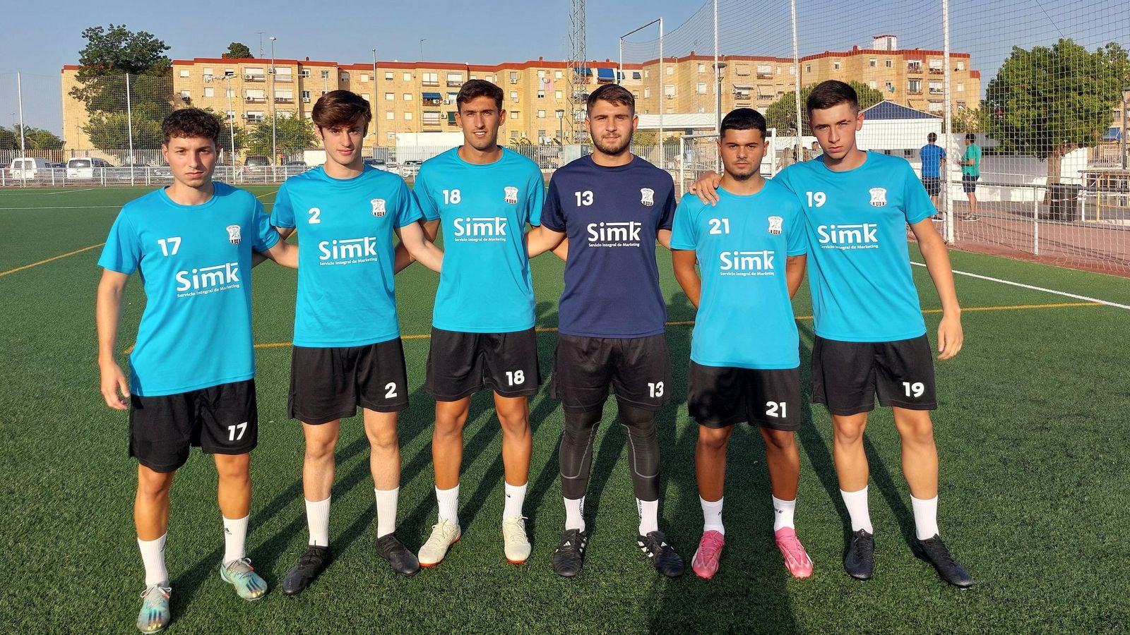 Los seis nuevos jugadores del Industrial posan antes del comenzar a entrenar.