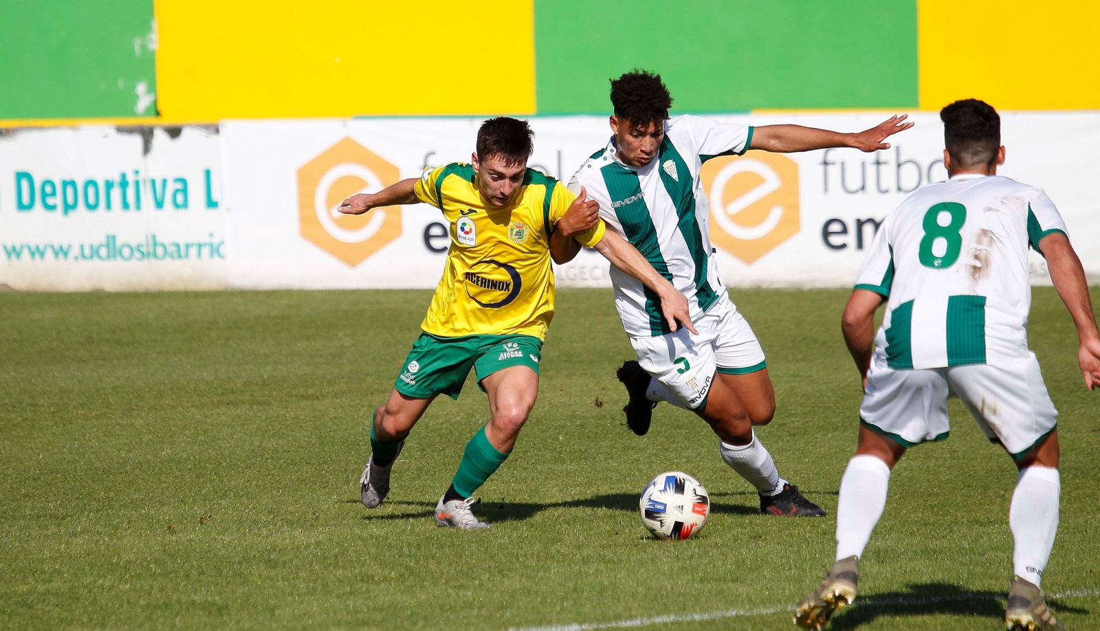 Alberto Ramos pelea con Felipe Veloso, del Córdoba B, en un partido del pasado curso.