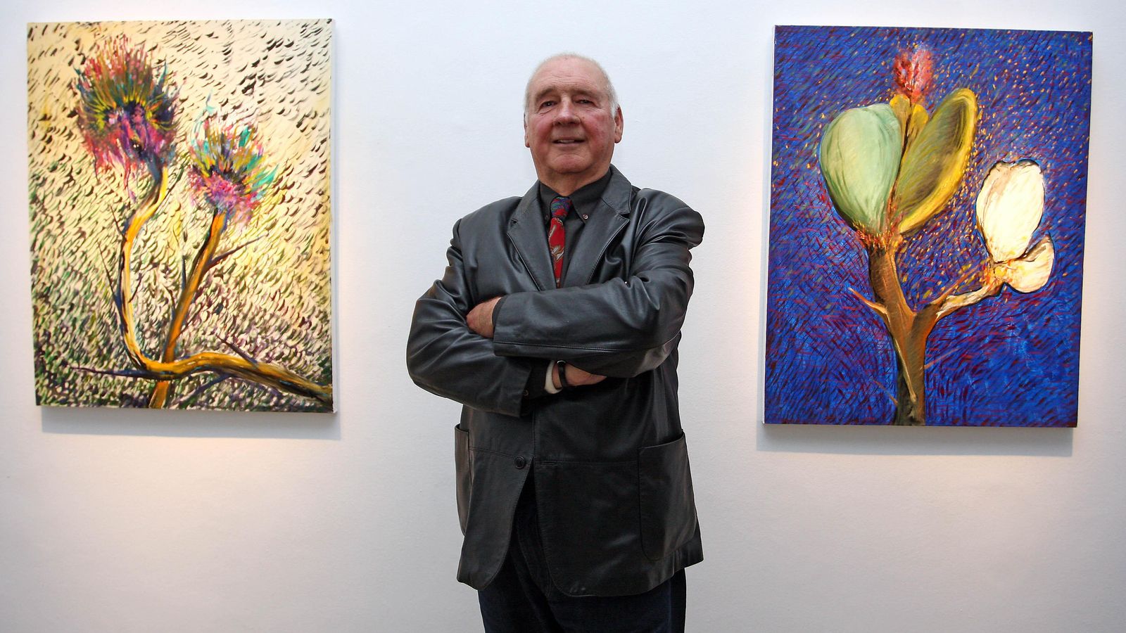 Entre dos de sus obras en la Casa de la Provincia en 2013.