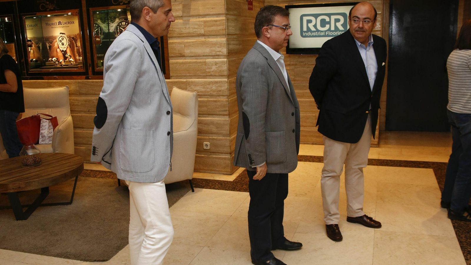 Sebastián Pérez con dos de sus concejales el día antes del pleno