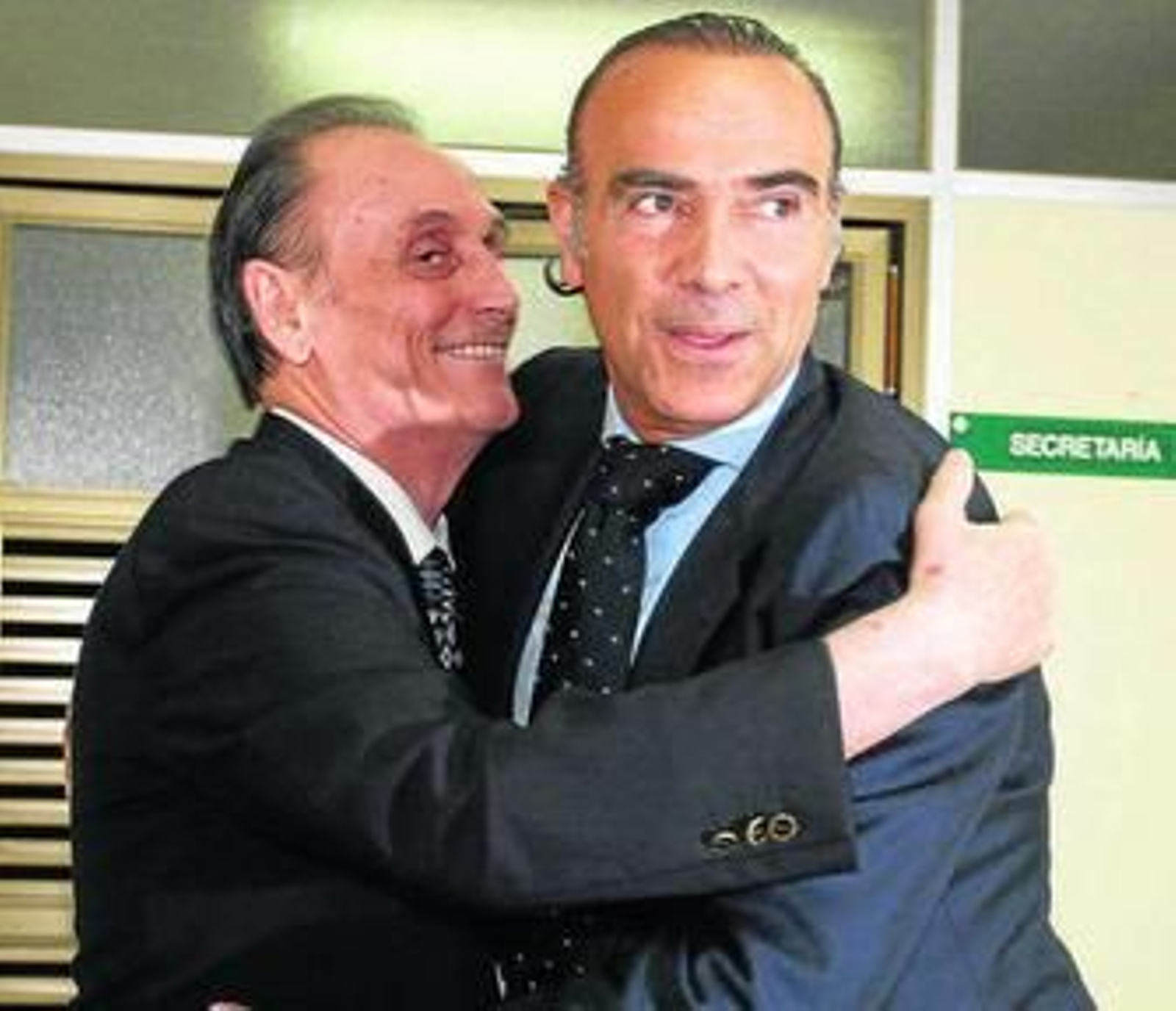 Manuel Ruiz de Lopera y Luis Oliver, en la escenificación de la compraventa.