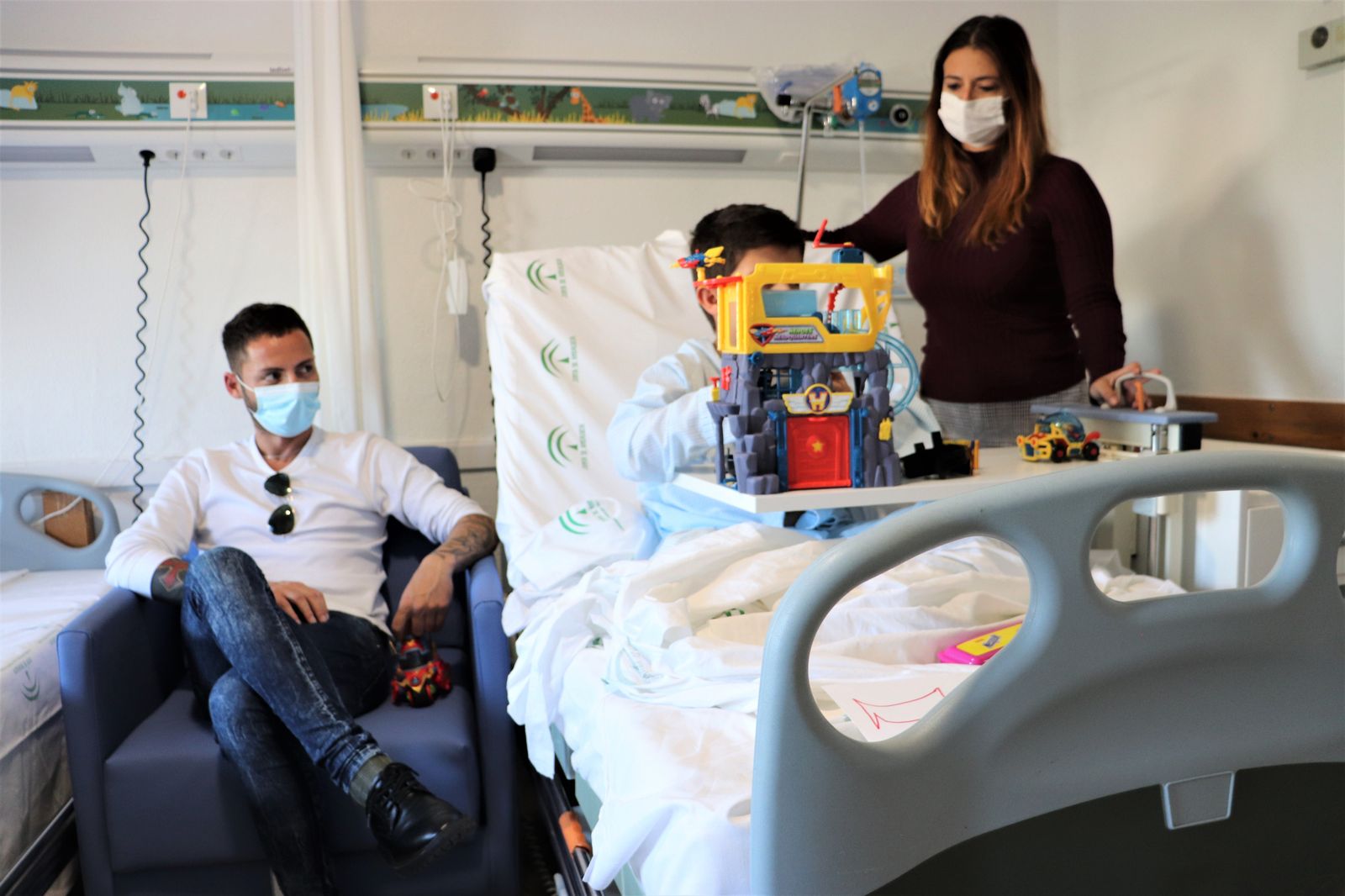 Una familia en una de las habitaciones de Pediatría con el nuevo sillón-cama incorporado.