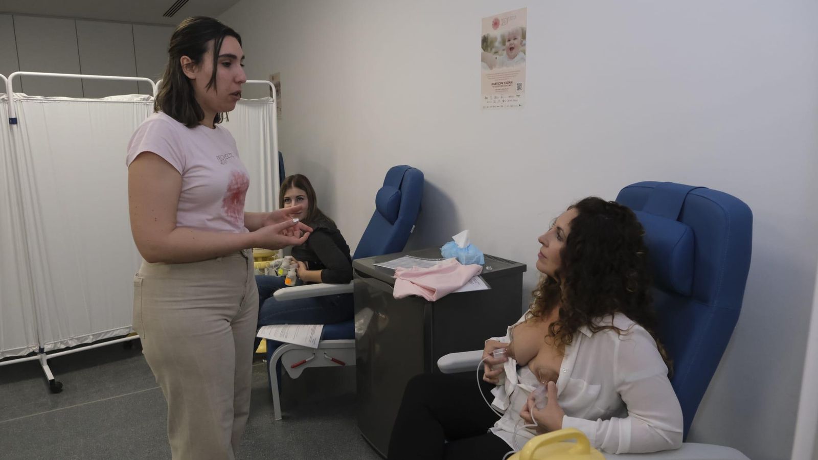 Una donante junto a la matrona durante la extracción de la muestra de leche en el Hospital Materno Infantil Princesa Leonor de Almería en la primera jornada.