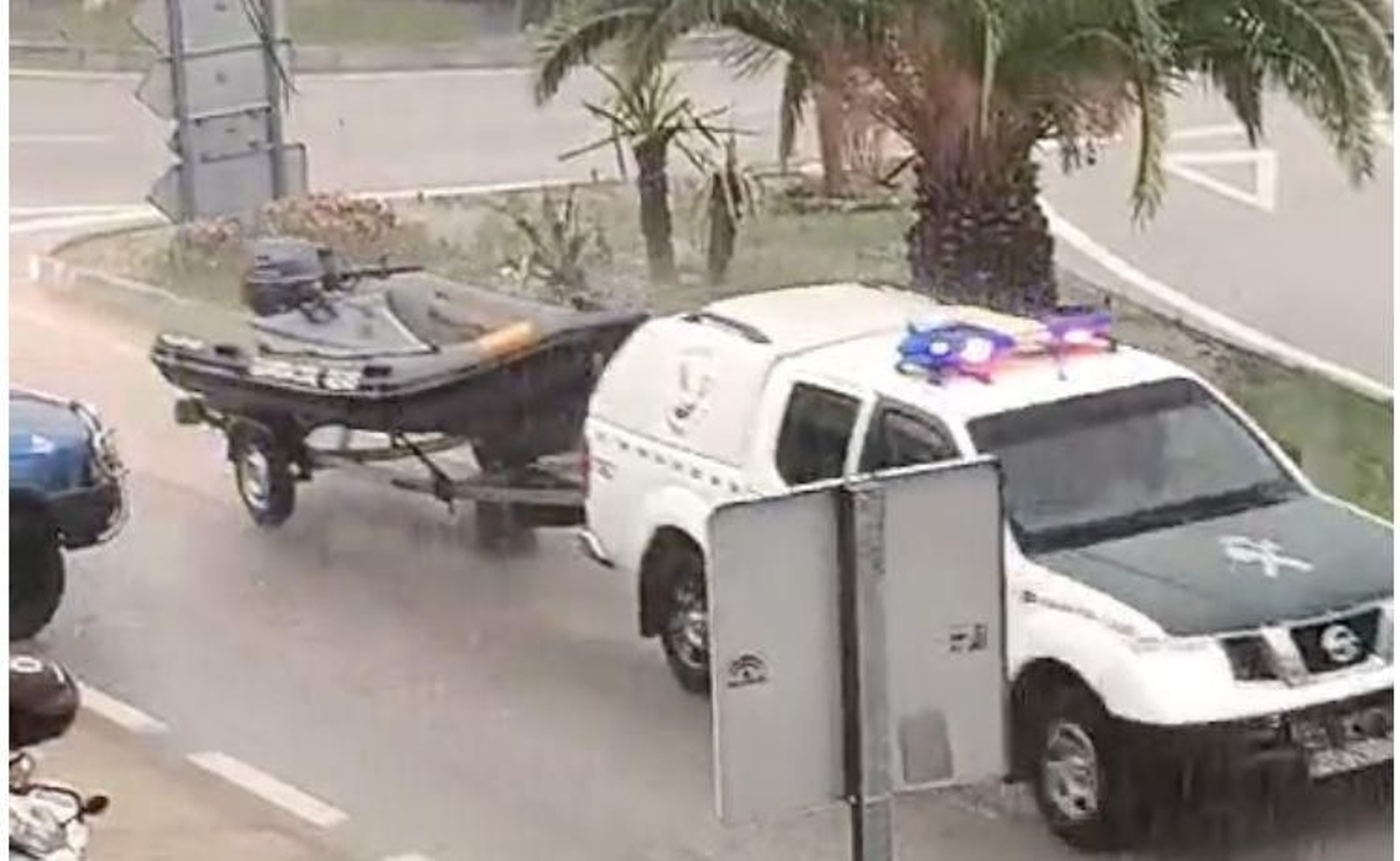 La Guardia Civil en Álora con lanchas de rescate.