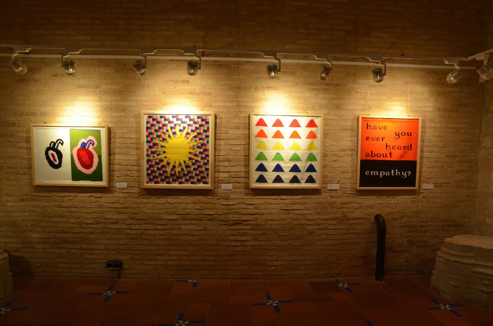 La muestra reúne diversas técnicas como instalaciones artísticas o fotografía.