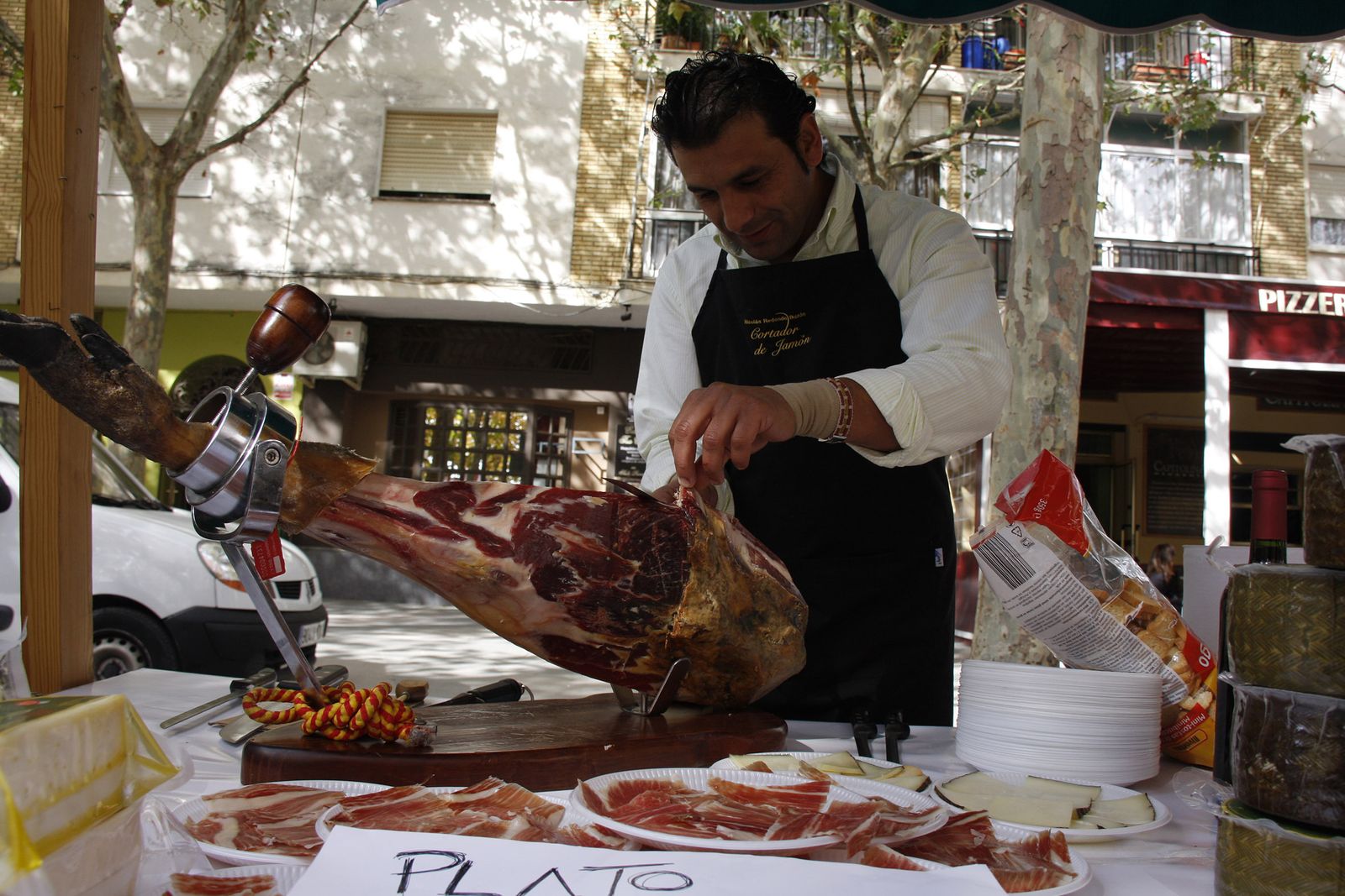 Cortador de jamón durante una de las ediciones pasadas de la feria.