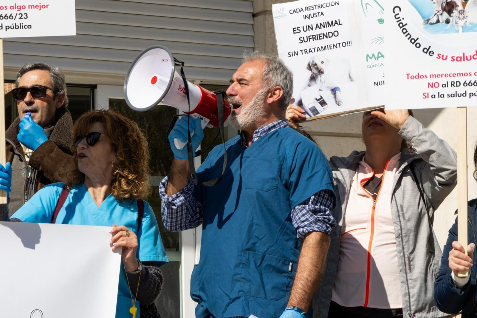 Concentración de veterinarios en protesta contra el real decreto 666/2023