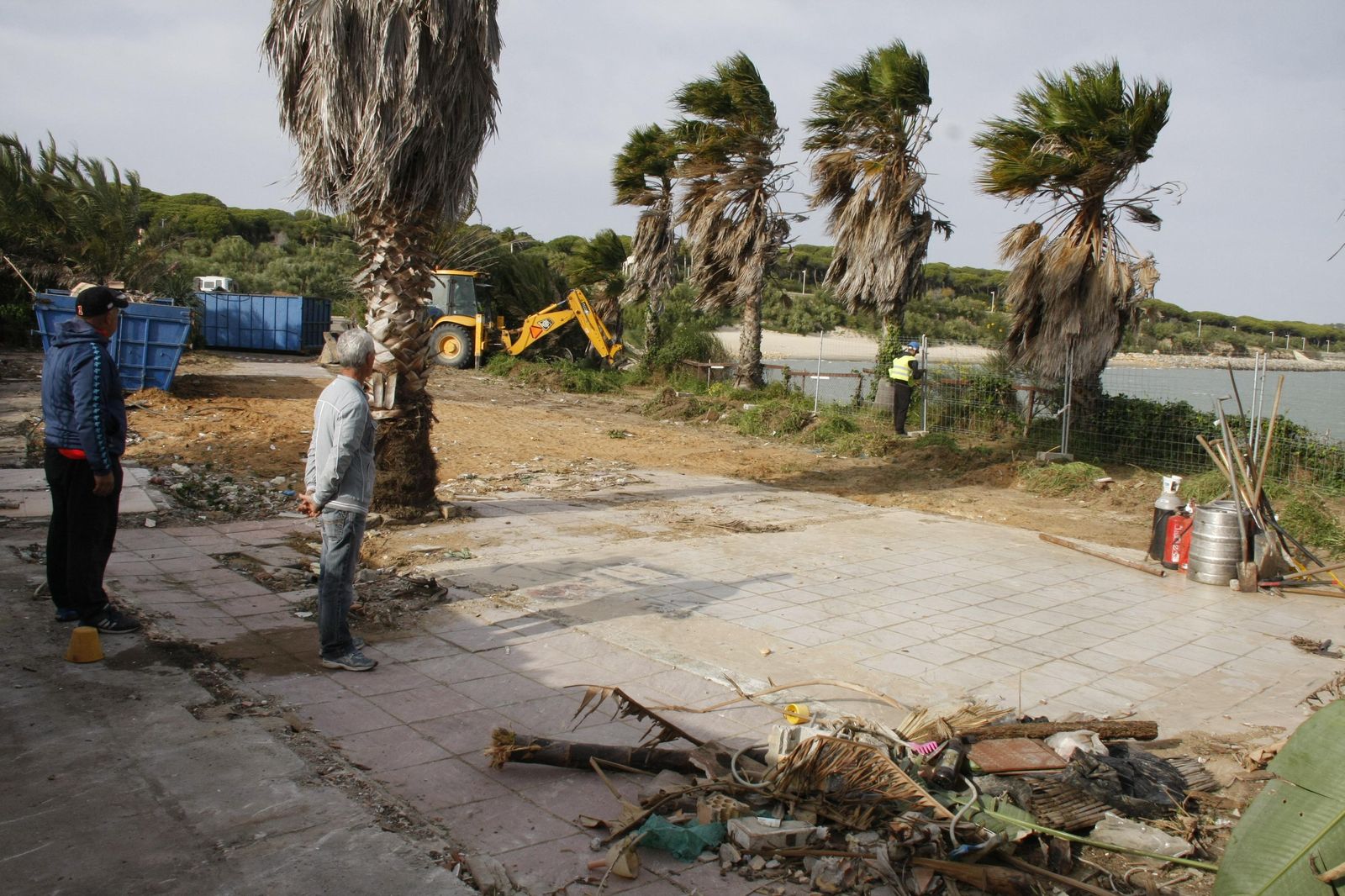 Los trabajos de limpieza, ayer sobre el terreno, después de la retirada de los restos del chiringuito La Calita.
