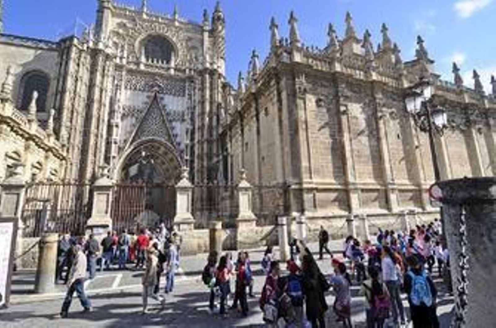 Imagen de archivo de colas de turistas para entrar en la Catedral de Sevilla.