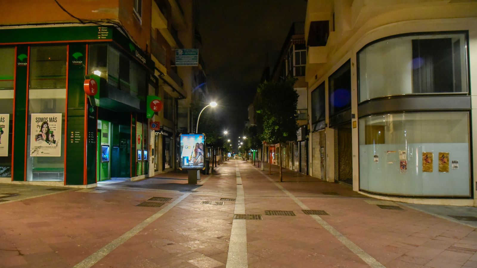 Fotos de edificios públicos y escaparates apagados en Algeciras por el plan de ahorro energético