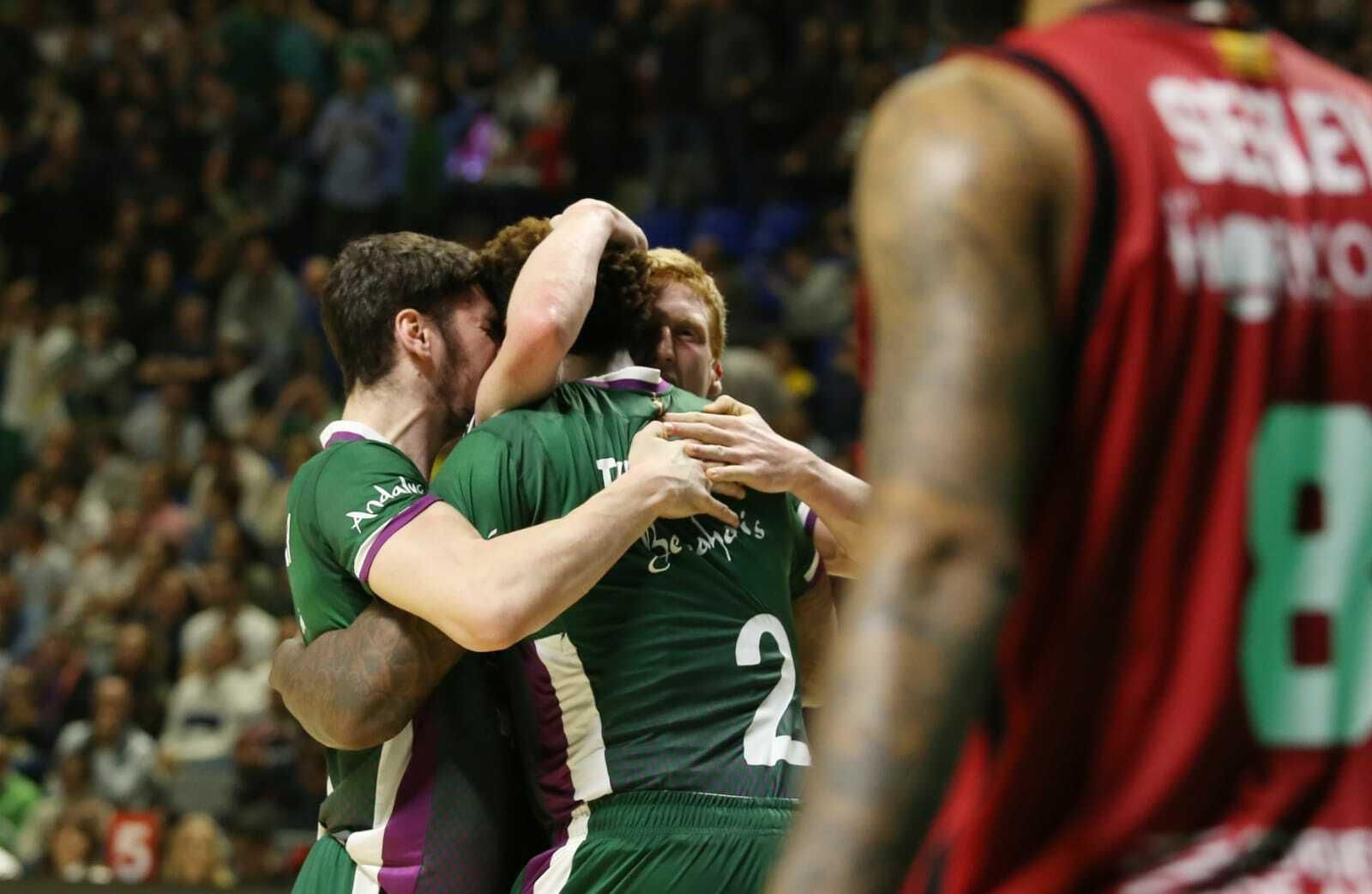Alberto Díaz abraza a Brizuela y Thompson ante la mirada de DJ Seeley.