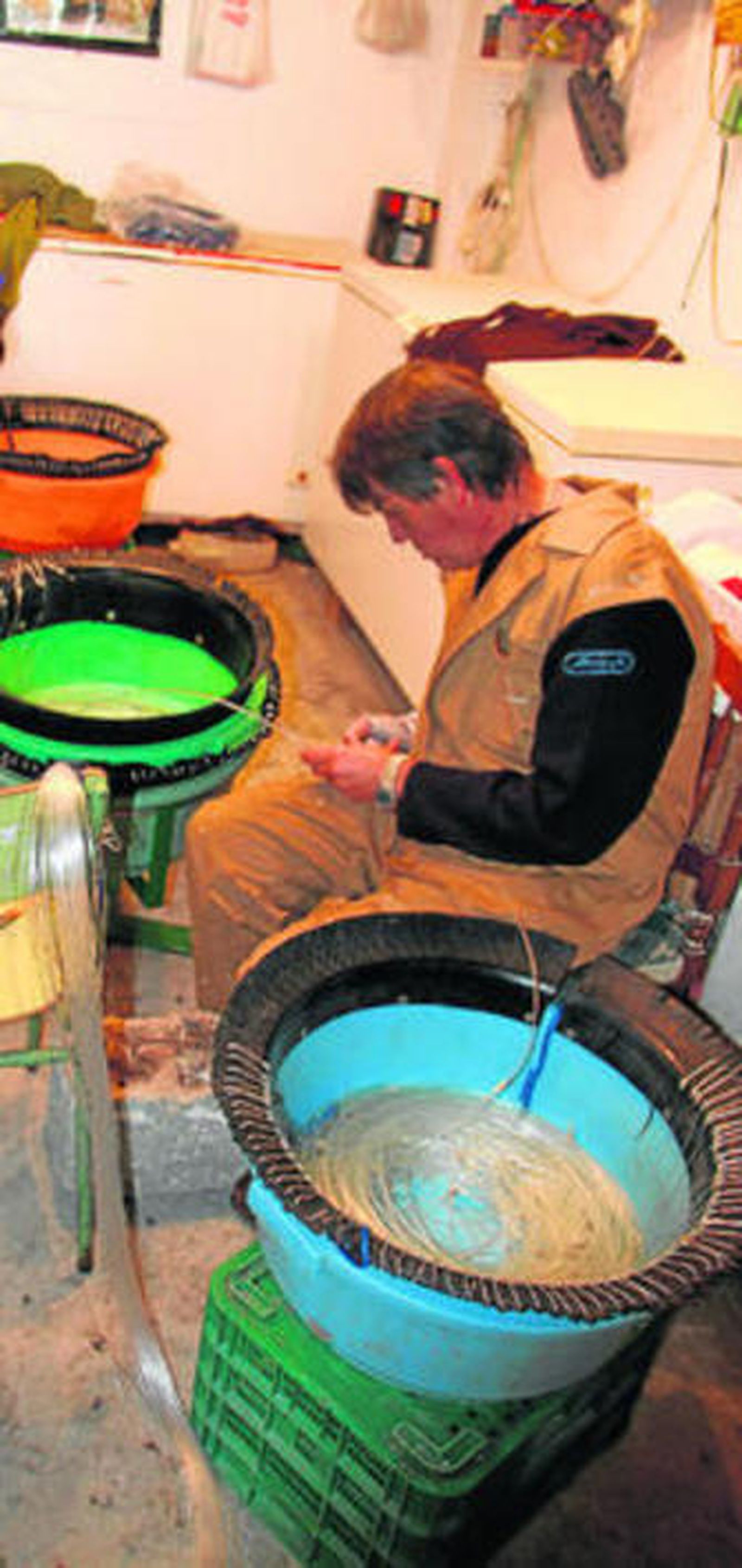 Un pescador arregla sus redes ayer en el puerto de Barbate.