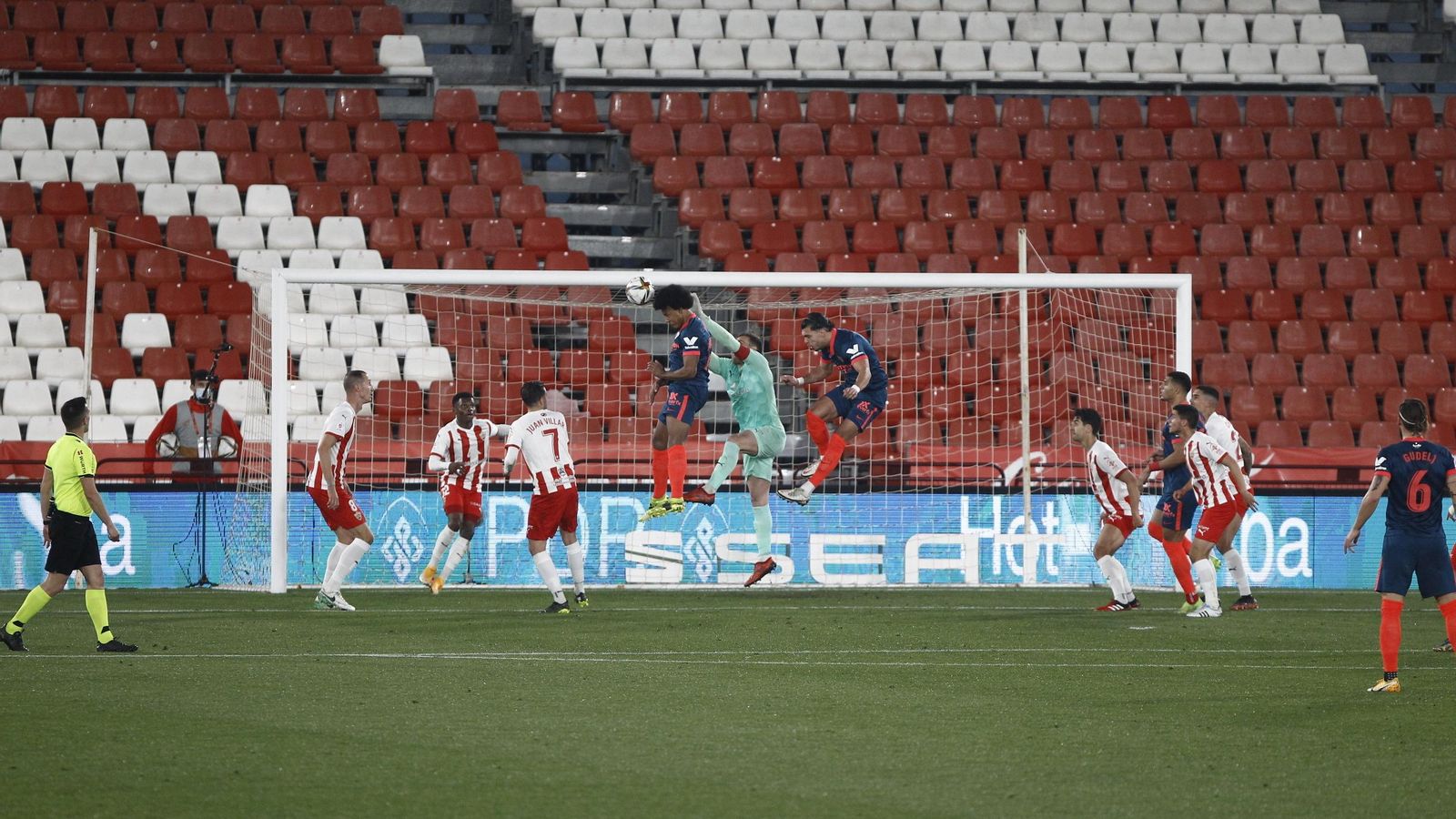 Fernando despeja en una jugada de ataque sevillista.