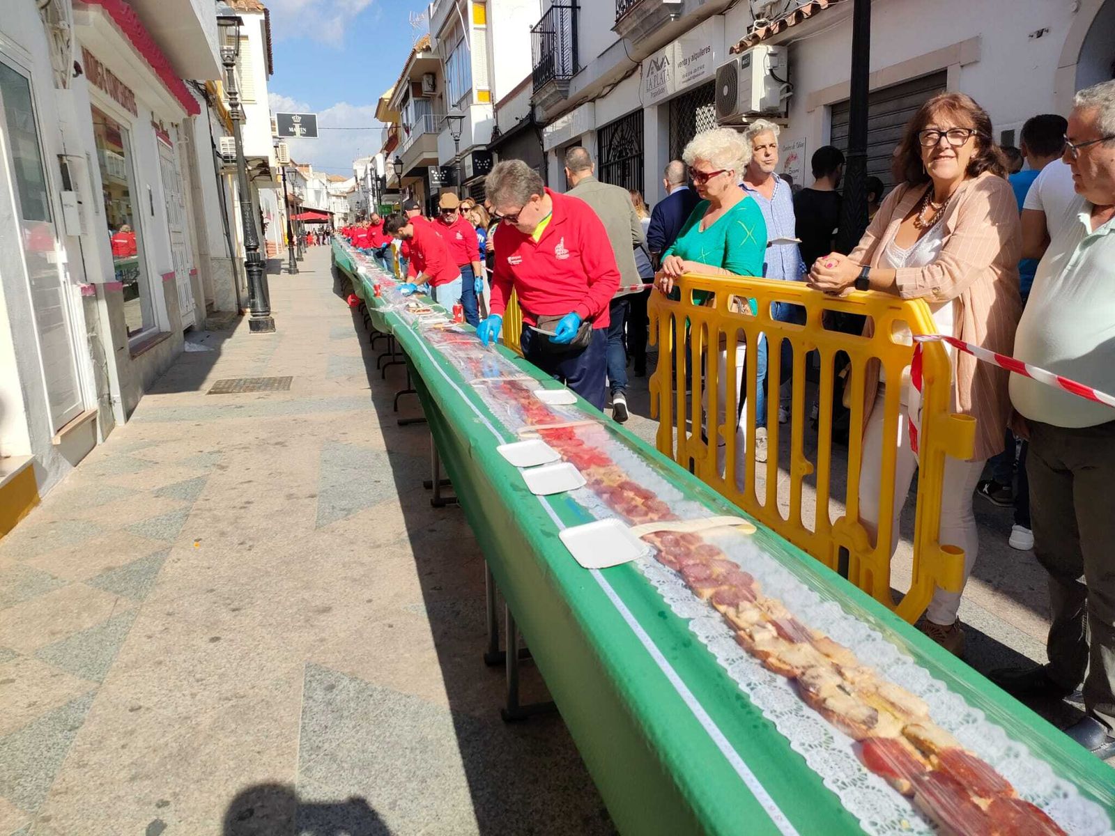 Fotos de la tosta ibérica de más de 150 metros preparada en Los Barrios