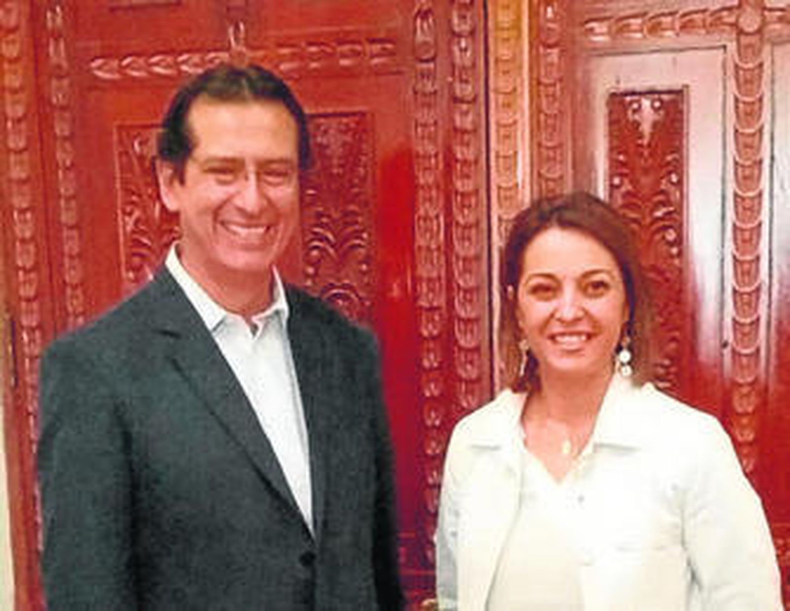 El alcalde de Cuzco (Perú), Carlos Moscoso, recibe a Isabel Ambrosio.