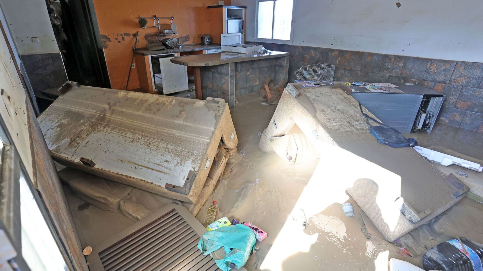 El agua ha volteado gran parte del mobiliario de esta vivienda.