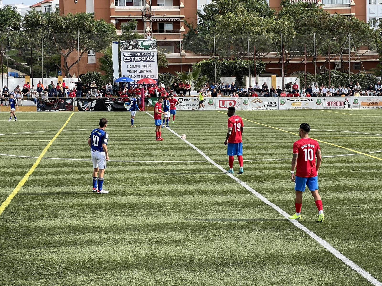 CD Estepona y Linares Deportivo firmaron tablas en un duelo escaso de brillantez. CD Estepona y Linares Deportivo firmaron tablas en un duelo escaso de brillantez.