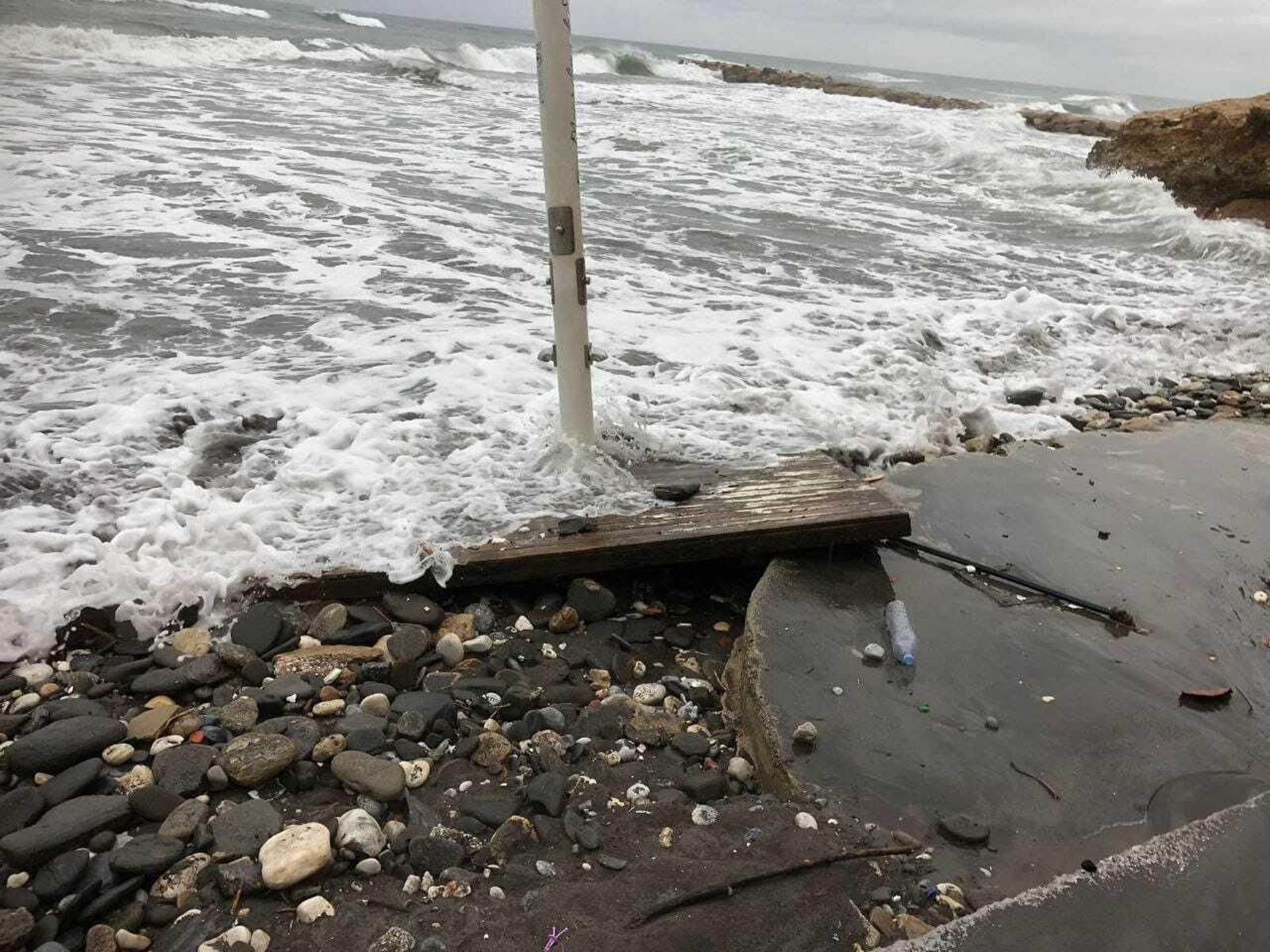 Los destrozos del temporal en las playas de la Axarquía, en fotos