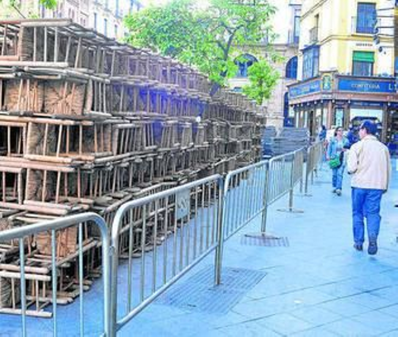 Sillas de la Carrera Oficial apiladas.